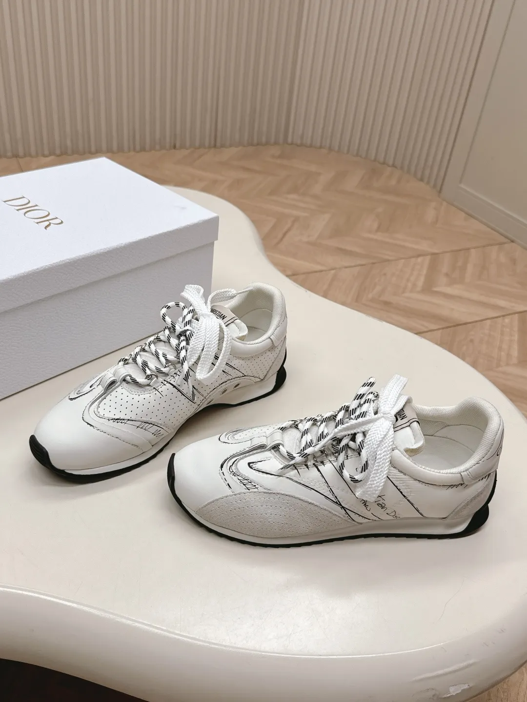 👟👟Ex-factory price 660👟👟 Dior sketch Dior spring and summer catwalk style graffiti sketch moral training shoes Forrest shoes. Original development. The most photographed item in the 25ss spring and summer show. This pair of shoes has changed the single design style of Forrest shoes in the previous impression. It retains the original shape. The details are very in line with the current fashion trend, but it also incorporates the manager's new understanding and retro feelings for Forrest shoes. The overall feeling is brand new. The material is a bit matte leather, full of retro style. It looks very high-end. The feeling on the foot is very convex. The upper foot is really good-looking and versatile. It can be worn with any style of clothes, pants and skirts. It looks good on anyone. Original combination outsole Size: 35-45